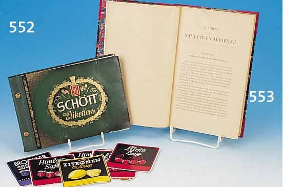 MUSTERBUCH SCHöTT ETIKETTEN, UM 1950-60, ALBUM MIT VERSCHIEDENEN UNTERABTEILUNGEN UND MUSTERETIKETTEN, ALTERSBEDINGTER ZUSTAND