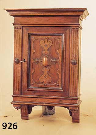 WANDSCHRäNKCHEN, DEUTSCH, UM 1890-1910, NUßBAUM, MIT AUFGELEGTEN FLACHSCHNITZEREIEN, CA. 60 X 42 X 22 CM