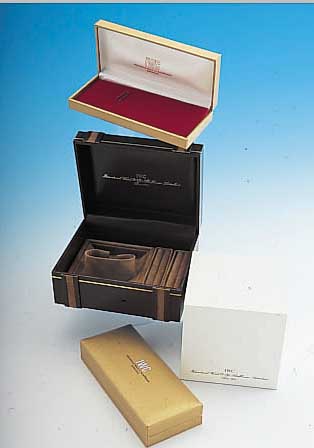 9 ORIG. ETUIS VON IWC, 5 X UM 1970, 4 X NEUEREN DATUMS, Z.T. MIT UMKARTON, GEBRAUCHS- SPUREN