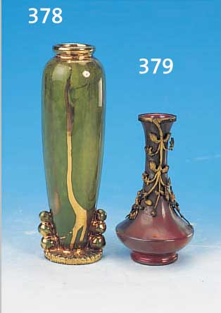 VASE, FRANKREICH, UM 1930, KERAMIK, GRüNE LAUFGLASUR, GOLDSTAFFAGE, H. 19 CM