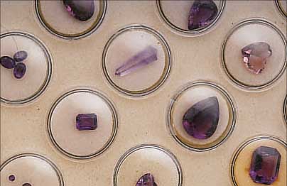 KONVOLUT: AMETHYSTE ZUS. 180 CT, RAUCH- QUARZE ZUS. 277 CT MIT RUTILEINSCHLüSSEN, TOTAL 457 CT, HOHER WIEDERVERKAUFSWERT