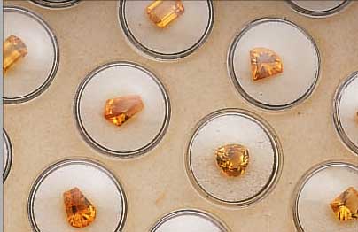 SAMMLUNG AUS CITRINEN, DIV. GRößEN UND SCHLIFFE, 25 STüCK, Z.T. GRößEN VON 0.50 BIS 8.70 CT, ZUS. 101 CT, Z.T. SEHR INTER- ESSANTE ...
