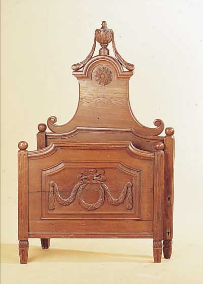 BETT, SüDDEUTSCH, UM 1770, EICHE MASSIV MIT STILTYPISCHEN AUFGELEGTEN SCHNITZEREIEN, RESTE ALTEN WURMBEFALLS, M.: 150X89X190 ...