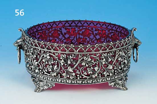 ANBIETSCHALE, ST. PETERSBURG, UM 1860, 88ER SILBER (930ER), IN REICHER DURCHBRUCHAR- BEIT WEINBLATTDEKOR, RUBINGLASEINSATZ, H. CA. 10,5 CM, ...