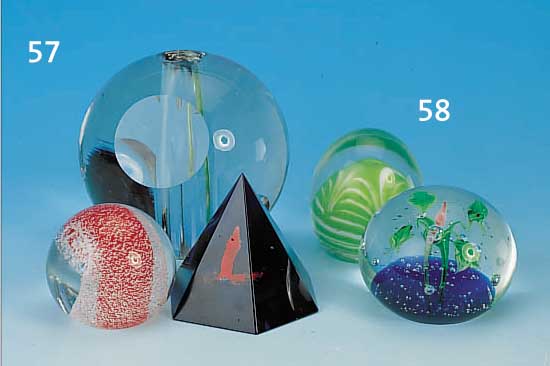 ZWEI PAPERWEIGHTS, 1 X MURANO/ITALIEN; 1 X BöHMEN, ENDE 20. JH., FARBLOSES GLAS, BUNTE EINSCHMELZUNGEN, 1 X APFELGRüNE U. WEIßE ...
