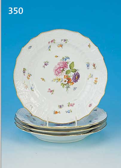 VIER FLACHE TELLER, MEISSEN, UM 1890, PORZELLAN, D.24 CM, BLUMENBOQUETBEMALUNG, INSEKTEN UND ...
