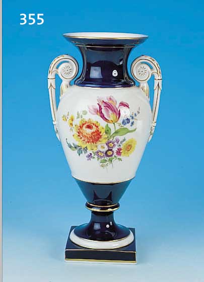 DOPPELHENKELVASE, MEISSEN, MITTE 20. JH., PORZELLAN, H. 31 CM, GROßE BLUMENBOUQUETMALEREI, RüCKSEITIG ...