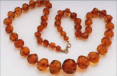 KETTE AUS FACETT. BERNSTEINEN, SCHöNES TIEFES HONIGGELB, VERLAUFEND, SCHLIEßEMETALL VERGOLDET, 30ER JAHRE, SCHöNE QUAL., L. CA. 62 ...