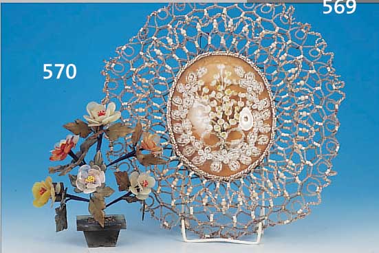 ZIERBäUMCHEN, CHINA, 20. JH., BLäTTER UND BLüTEN AUS VERSCHIEDENEN GE- SCHNITTENEN HALBEDELSTEINEN (ACHAT, NEPHRIT, ...