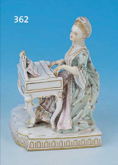 PORZELLANFIGUR, MEISSEN, UM 1880/90, 1. WAHL, H. 12 CM, DAME AM SPINETT SITZEND, SCHöNE BEMALUNG, L. AN DEN SPITZEN BESTOßEN, ...