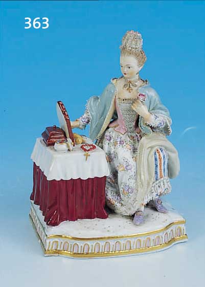 PORZELLANSKULPTUR, MEISSEN, UM 1830/40, DAME VOR POUDREUSE SITZEND, AM SPIEGEL GE- KLEBT, BEMALT, MIN. AN DEN SPITZEN DES KLEIDESUND AN EINEM ...