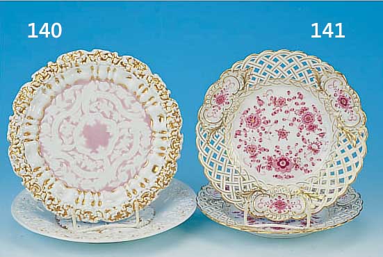 PAAR TELLER, MEISSEN, UM 1880, PORZELLAN, D. 20 CM, REICHER IND. BLUMENDEKOR, RAND MIT DURCHBRUCHARBEIT, GOLDSTAFFAGE