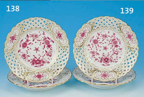 PAAR TELLER, MEISSEN, UM 1880, PORZELLAN, D. 20 CM, REICHER IND. BLUMENDEKOR, RAND MIT DURCHBRUCHARBEIT, GOLDSTAFFAGE