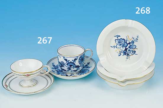 2 MOKKATASSEN, MEISSEN UND LIMOGES, 1 X UM 1880 UND UM 1920, PORZELLAN, H. 5 CM/ 4.5 CM, ...