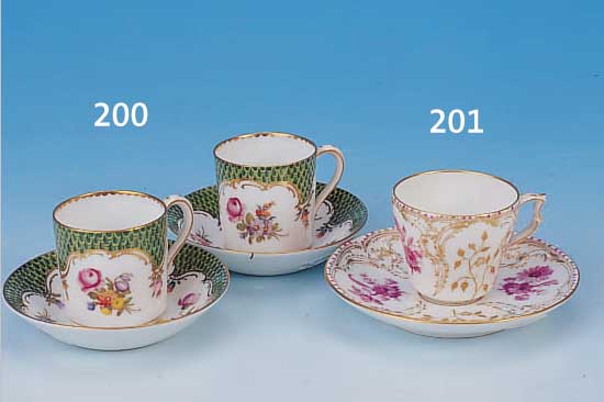 MOKKATASSE MIT UNTERTASSE, KPM, BERLIN, 1914-18, PORZELLAN, H. 5 CM, PURPURFARBENE BLUMENMALEREI MIT SEHR REICHER GOLDBEMALUNG