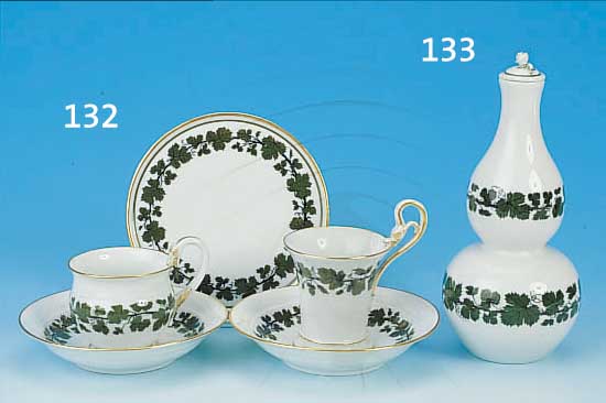 SECHS TASSEN UND EIN UNTERSETZER, MEISSEN UM 1890, TASSEN 3 X HOCH UND 3 X KLEINE, 1 X OHNE UNTERTASSE, KANNENUNTERSETZER MIT BESTOßUNG ...