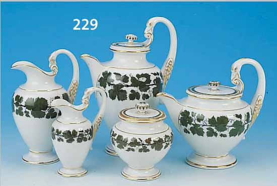 KANNENSET, MEISSEN, UM 1880, PORZELLAN, WEINLAUBDEKOR, BEST. AUS EINER KAFFEEKANNE, DECKEL ...