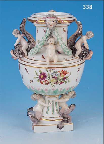 FUßVASE, MEISSEN, UM 1840, PORZELLAN, APPLIZ. MIT BLäTTERGIRLANDE, DREI FISCHEN U. VIER PUTTIFIGUREN, FLANKIERT VON ZWEI ...