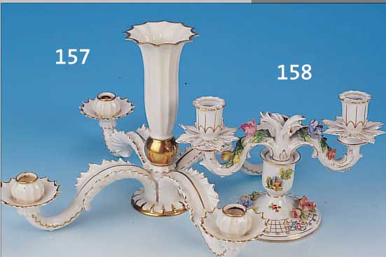 TISCHDEKORATION, HUTSCHENREUTHER, 20-30 ER JAHRE, PORZELLAN, VIERFLAMMIG, MITINTEGR. VASE, GOLDSTAFFAGE, DIESE L. BER., D. CA. 42 CM, H. ...