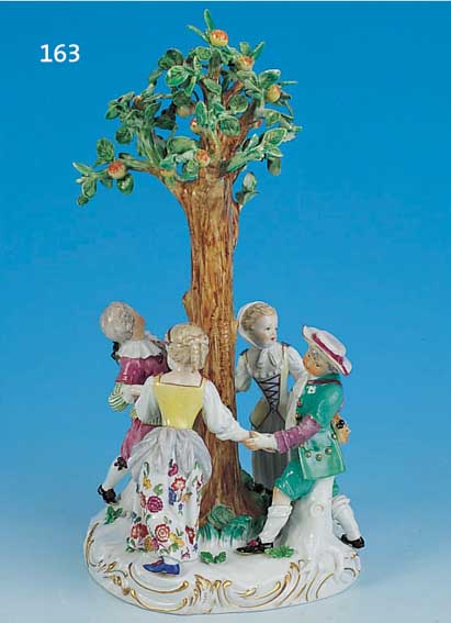 PORZELLANFIGUR, MEISSEN, UM 1780, VIER KIN- DER TANZEN EINEN REIGEN UM APFELBAUM, BUNTE BEMALUNG, GOLDSTAFFAGE, REICH APPLIZIERTE BLäTTER, AN ...
