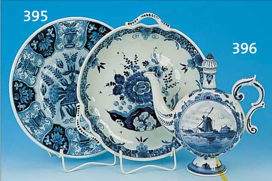 ANBIETSCHALE UND TELLER, DELFT, MITTE 20. JH., FAYENCE, D. 28/30 CM