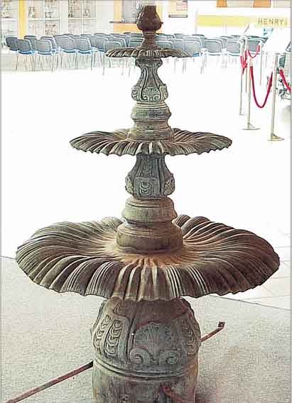 GROßER BRUNNEN, 20. JH., BRONZE MASSIV GE- GOSSEN, NACH ITALIENISCHEM RENAISSANCE-VOR- BILD, DREI ÜBERLAUFBECKEN IN FORM VON BLUMEN- BLäTTERN, ...