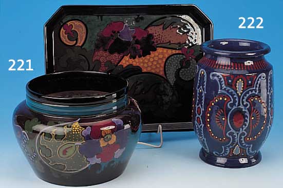 BLUMENüBERTOPF UND TABLETT, HOLLAND, GOUDA, UM 1910, STEINGUT, BEMALT, H. 16 CM BZW. 26.5 X 35 CM, L. BEST.