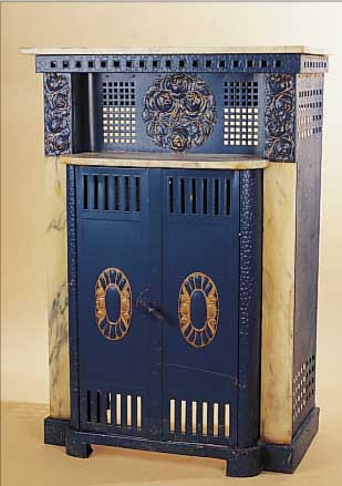 KAMINUMBAU, WOHL DEUTSCH, UM 1910/15, METALLBLECH, LISENEN UND PLATTE AUS MARMOR, MIT BLUMENDEKOR VERZIERT, SPäTER BLAU ...