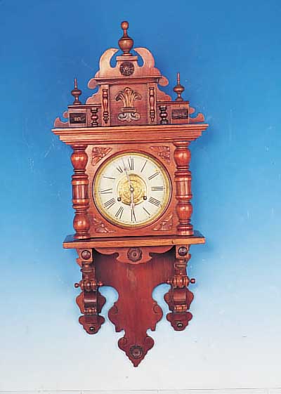 WANDUHR, NEUZEITLICH, SOG. FREISCHWINGER, IM HISTORISMUS-STIL NACHGEBAUT, VERZIERTES HOLZGEHäUSE, AUFSATZ, MESSINGZIFFERBLATT BE- DRUCKT, ...