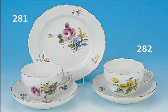 TASSE MIT UNTERTASSE, MEISSEN, 2. HäLFTE 20. JH., PORZELLAN, H. 6.5 CM, BLUMEN II MIT GOLDRAND