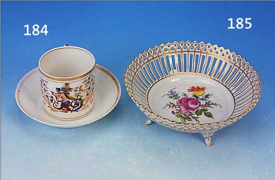 FUßSCHALE, DRESDEN, 2. HÄLFTE 20. JH., PORZELLAN, H. 7 CM, D. 19 CM, BLUMENBOUQUET GOLDSTAFFAGE, RAND MIT DRUCHBRUCHARBEIT