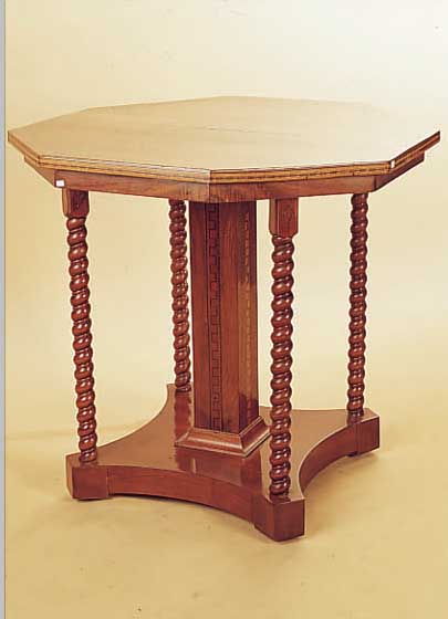 TISCH, DEUTSCH, UM 1900, NUßBAUMFURNIER, ACHTECKIGE PLATTE, DIESE MIT BREITEN BANDEIN- LAGEN, ALTER REST. SPANNUNGSRIß AUF DER PLAT- TE, GEDR. ...