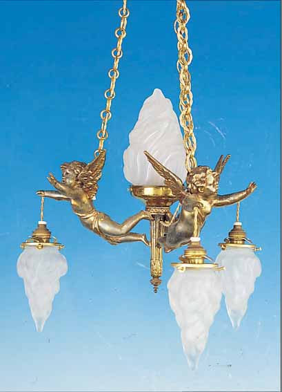DECKENLAMPE, FRANKREICH, UM 1900, METALLGUß IN FORM DREIER VOLLPLASTISCHER GEFLüGELTER PUTTI, MATTIERTE FLAMMENSCHIRME, VIER ...