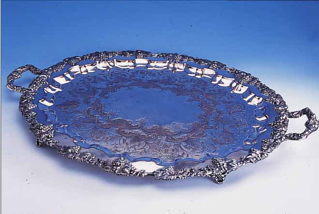 GROßES TABLETT, KUPFER VERSILBERT, UM 1830/40, WEINLAUB- UND WEINTRAUBENDEKOR, AUF 4 FüßEN STEHEND, VERSILBERUNG BERIEBEN, 78 X 51 CM