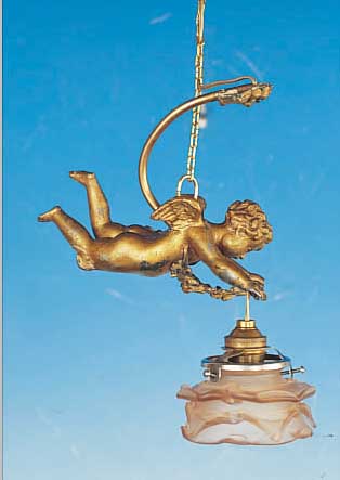 DECKENLAMPE, FRANKREICH, UM 1900, METALLGUß IN FORM EINES PUTTO MIT GIRLANDE, MATTIERTER ROSAFARB. ROSENSCHIRM SEK., ELEKTR.NICHT ...