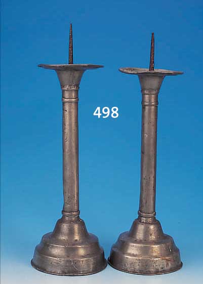 PAAR GROßE LEUCHTER, 18. JAHRHUNDERT, ZINN, H. 58 CM, EIN LEUCHTER MIT LöTSTELLE, VER- BEULT