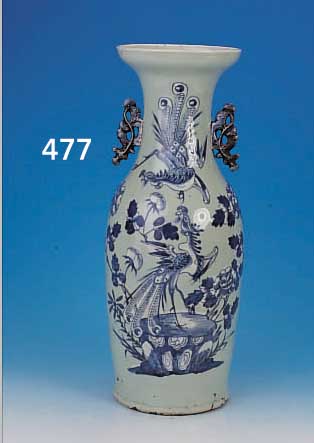 GROßE VASE, CHINA, UM 1900, , PORZELLAN, FEINE FLORALE BLAUMALEREI UNTER DERGLASUR, MITTIG VOGELMOTIV, H. CA. 58,5 CM