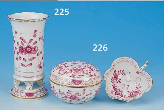 FUßVASE, MEISSEN, 2. HäFLTE 20. JH. , PORZELLAN, H. 14 CM, REICHER IND. PURPURMALEREI, GOLDRAND