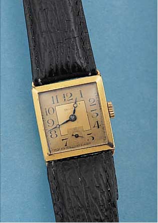 DEVINAL ARMBANDUHR, SCHWEIZ/DEUTSCHLAND UM 1936, GG 585/000, CARREE-GEH., MAßE CA. 21 X 21 MM, BODENSCHARNIER OFFEN, BLATT 2-FARB. VERG., FL., ...