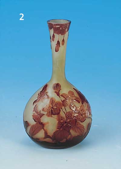 VASE, FRANKREICH, UM 1925, SIGN., SCHICHT- GLAS, ZWISCHEN DEN SCHICHTEN OPAK-HELLGELB EINGEPUDERT, ROTBRAUN üBERFANGEN, FLORALER DEKOR, ...