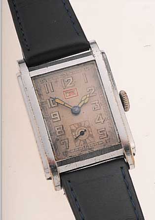 HERRENARMBANDUHR DATUM, SCHWEIZ UM 1934, NICKEL/CHROM, SCHRANIERBODEN BER., VERS. ORIG.-BLATT, FARBL. GET., DATUM BEI 12, RUNDANKER- W., 15 ST., ...