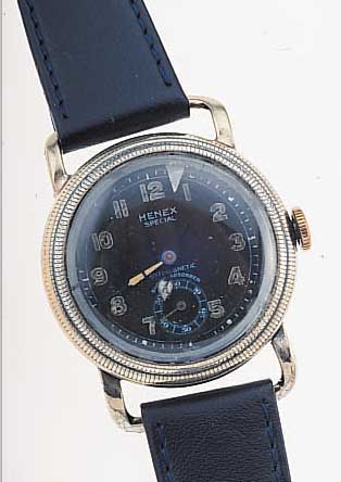 HENEX FLIEGERARMBANDUHR, SCHWEIZ UM 1935, METALL VERCHR., BER., LüNETTE M. ZEIGER DREH- B., ORIG.-BLATT FL., LEUCHTFARBE BRüCHIG, ...