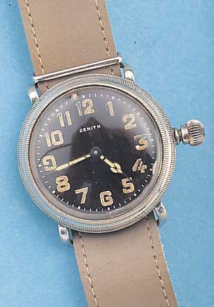 ZENITH FLIEGERARMBANDUHR, REF.-NR. 5011893, SCHWEIZ UM 1930, METALL VERCHR., BER., BODEN U. GLASR. GESCHR., LüNETTE M. INNENZEIGER (SCHWER) ...