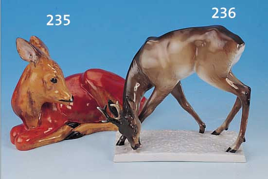 PORZELLANFIGUR, ROSENTHAL, SIGN. A. RöHRING, äSENDES REH, BUNT BEMALT, H. CA. 13 CM