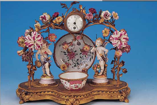 KAMINUHR, FRANKREICH, UM 1870, SPIRTZGUßMONTUREN MIT BUNTEN PORZELLANBLüTEN (DIESE TEILS BEST.), KOPPCHEN UND TELLERCHEN CHINA, ...