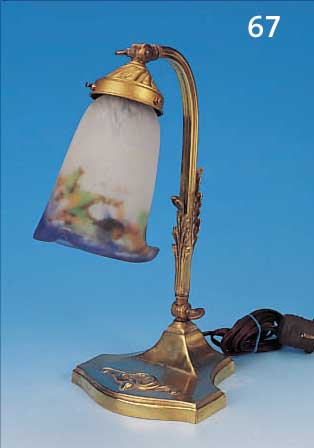 TISCHLAMPE, FRANKREICH, UM 1910-20, SCHIRM SIGN. MüLLER FRES, PATE-DE-VERRE MIT BLAUEN, GRüNEN UND GELBEN EINPUDERUNGEN, FUß ...