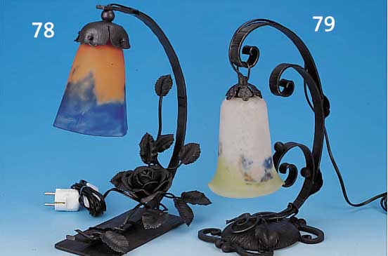 TISCHLAMPE, FRANKREICH, UM 1920, , SCHIRM SIGN. DEGUé, PATE-DE-VERRE MIT BLAUEN UND ORANGEROTEN EINPUDERUNGEN, ...