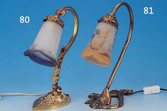 TISCHLAMPE, FRANKREICH, 20ER JAHRE, SCHIRM PATE-DE-VERRE MIT ORANGEFARBENEN UND BLAUEN EINPUDERUNGEN, FUß GELBGUß, ELEKTR. ERNEUERT, ...
