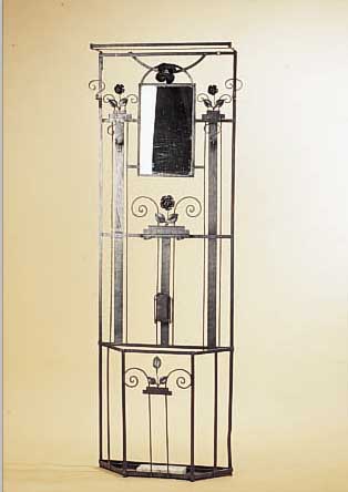 GARDEROBE, FRANKREICH, 30ER JAHRE, SCHMIEDEEISERN, BLüTENDEKOR, MIT BELEUCHTUNG, 4 KLEIDERHAKEN, KL. MARMORABLAGE, GEBRAUCHS- SPUREN, M.: ...