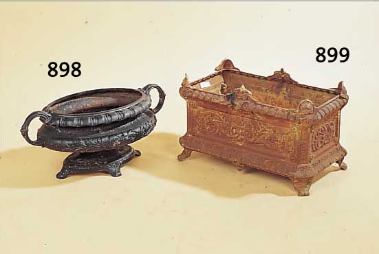 GARTENGEFäß, FRANKREICH, UM 1900, GUßEISEN KORRODIERT, M.: 31X50X30 CM